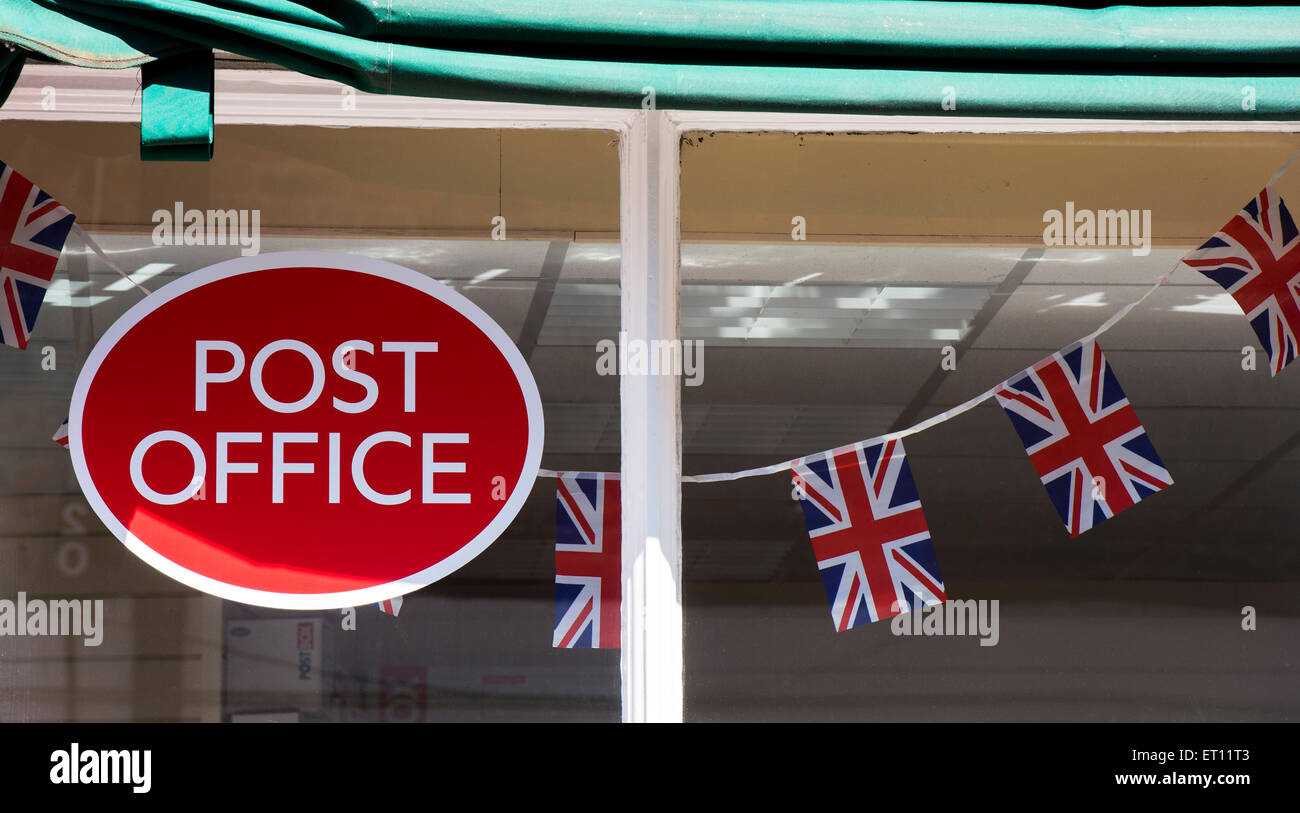 Ufficio postale con Unione Jack bunting. Eastgate Street, Lincoln, Lincolnshire, Inghilterra Foto Stock