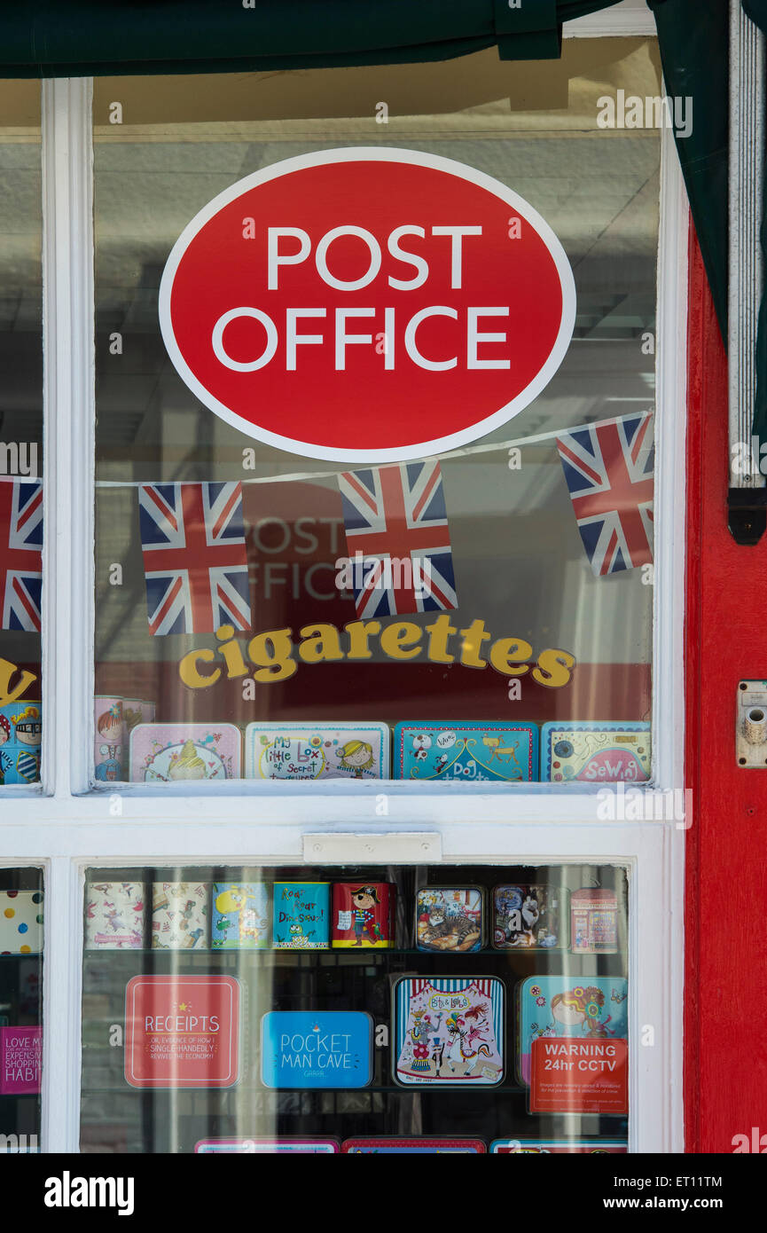Ufficio postale con Unione Jack bunting. Eastgate Street, Lincoln, Lincolnshire, Inghilterra Foto Stock