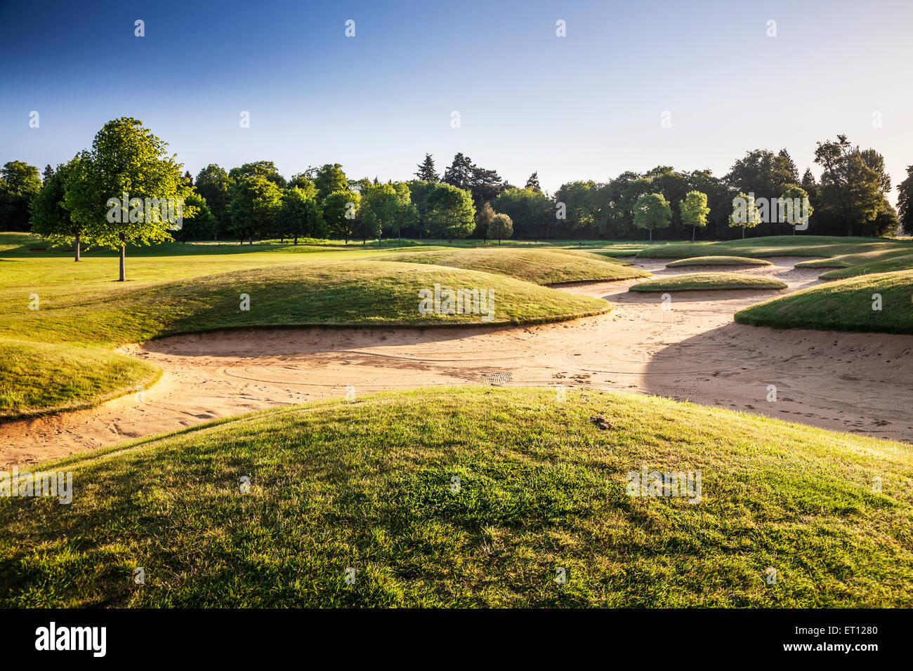 Un bunker su un tipico campo da golf in inizio di mattina di sole. Foto Stock