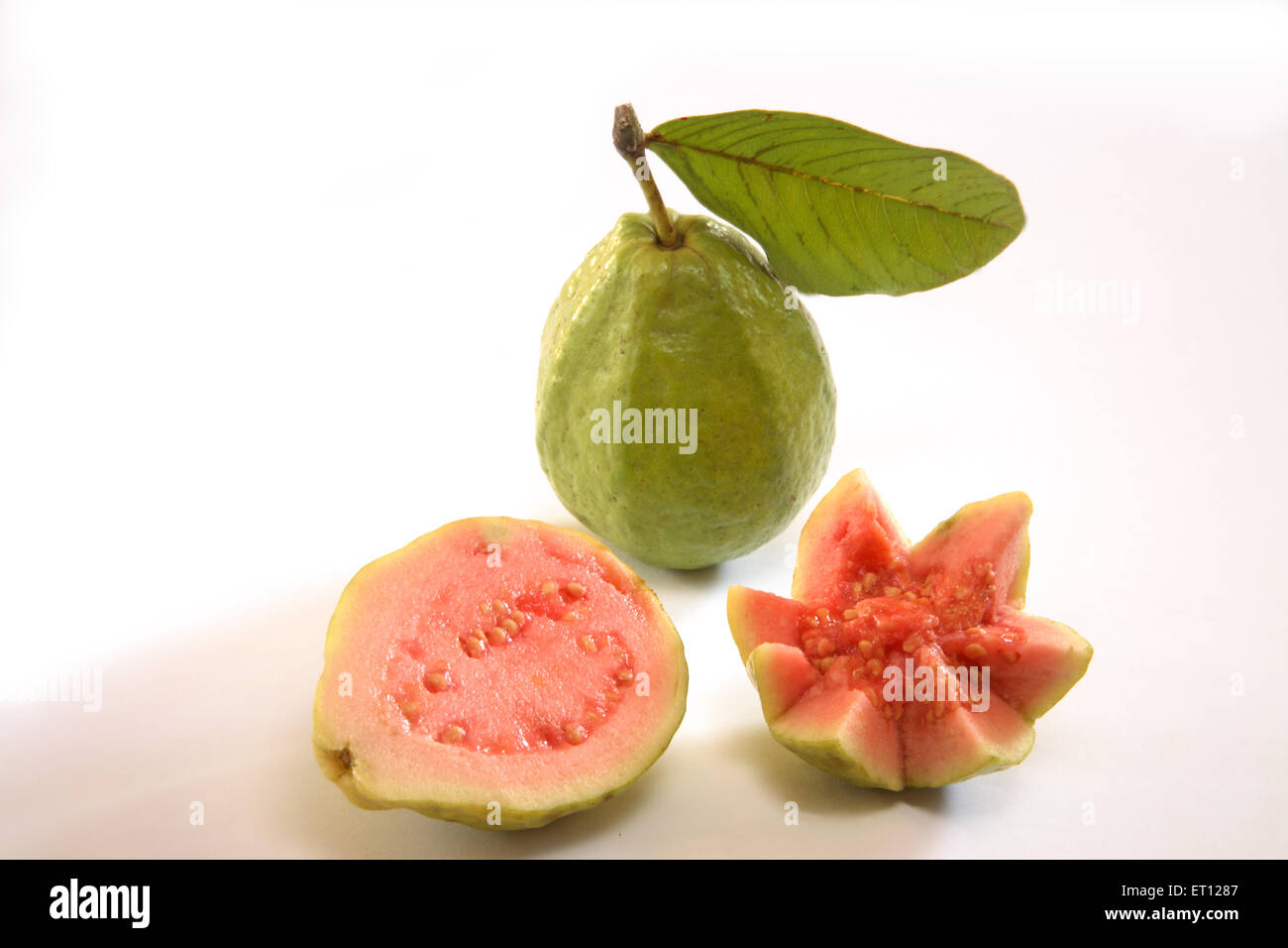 Frutti ; amrood uno di piena e metà di guava psidium guyava con foglia verde su sfondo bianco Foto Stock