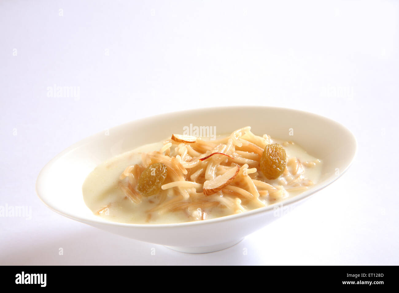 budino vermicelli , dolce seviano , zafferano di noci di latte in ciotola su sfondo bianco Foto Stock