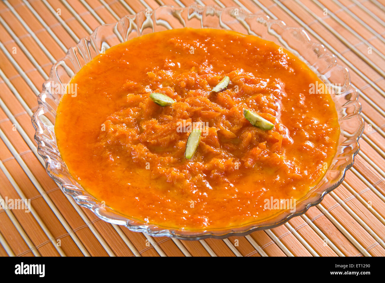 Il cibo indiano ; dolce con carote pudding guarnire con pistacchio servita nel recipiente 19 Febbraio 2010 Foto Stock