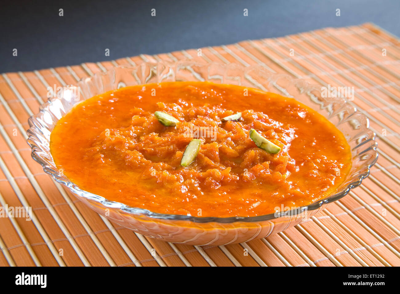 Il cibo indiano ; dolce con carote pudding guarnire con pistacchio servita nel recipiente 19 Febbraio 2010 Foto Stock