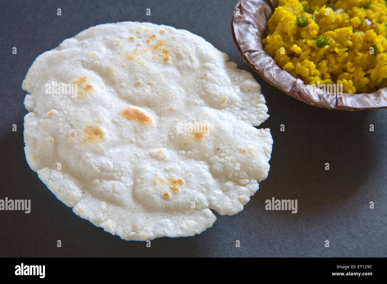 Zunka Bhakar, Jhunka Bhakar, Zunka Bhakri, pane piatto e verdure, sfondo nero Foto Stock