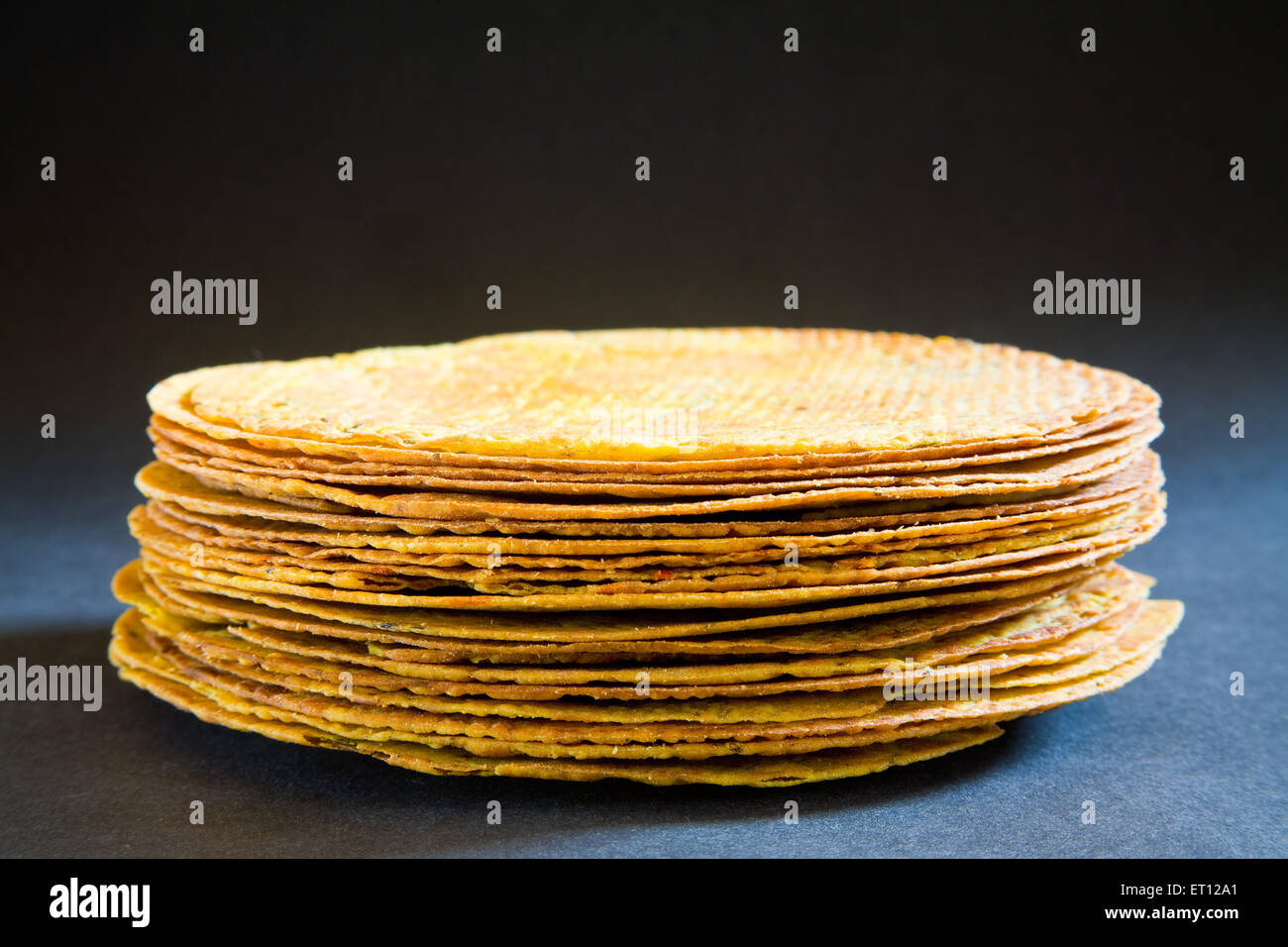 methi khakhra, cracker arrostito, cracker sottile, cracker croccante, cracker croccante, sfondo nero Foto Stock