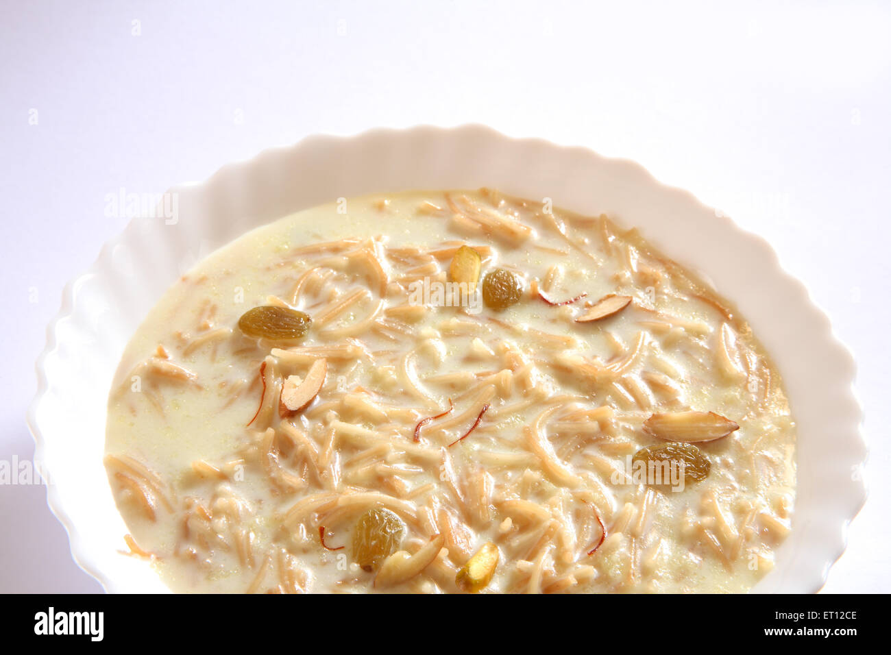 budino vermicelli , dolce seviano , zafferano di noci di latte in ciotola su sfondo bianco Foto Stock