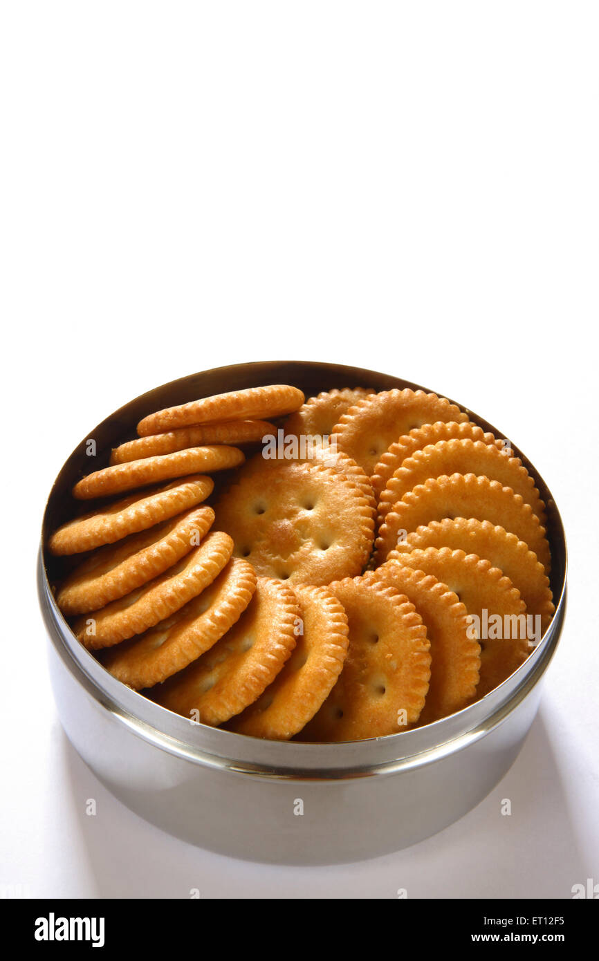 Biscotto salato di parte Monaco in contenitore di acciaio , India , asia Foto Stock