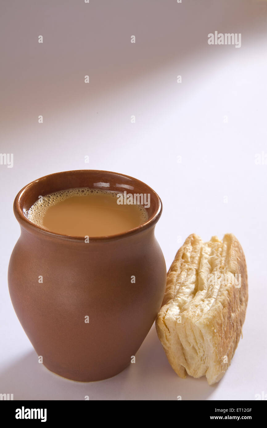 La colazione bevanda calda tè in pentola di terra e khari biscuit su sfondo bianco 21 Aprile 2010 Foto Stock