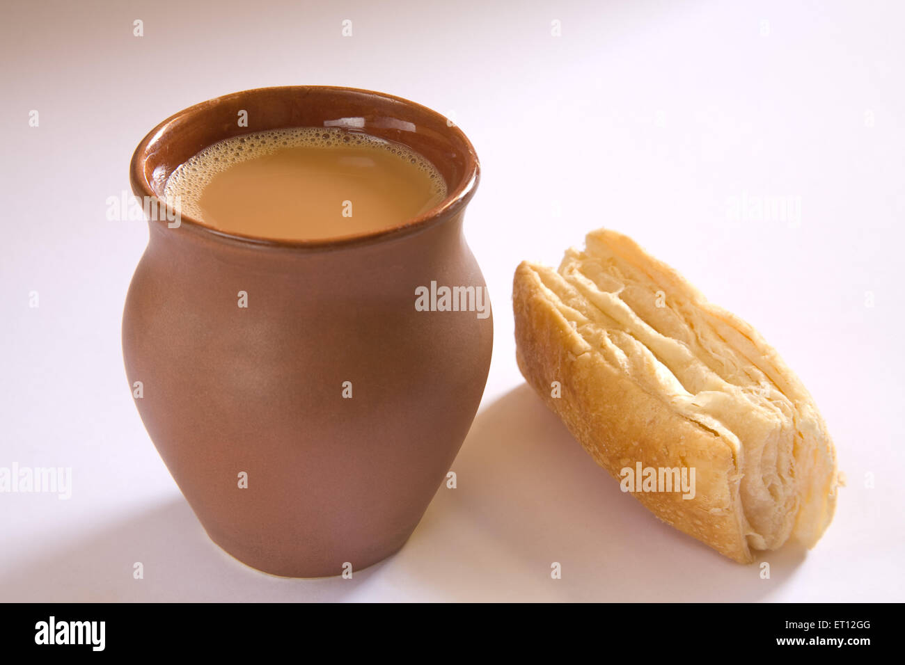 La colazione bevanda calda tè in pentola di terra e khari biscuit su sfondo bianco 21 Aprile 2010 Foto Stock