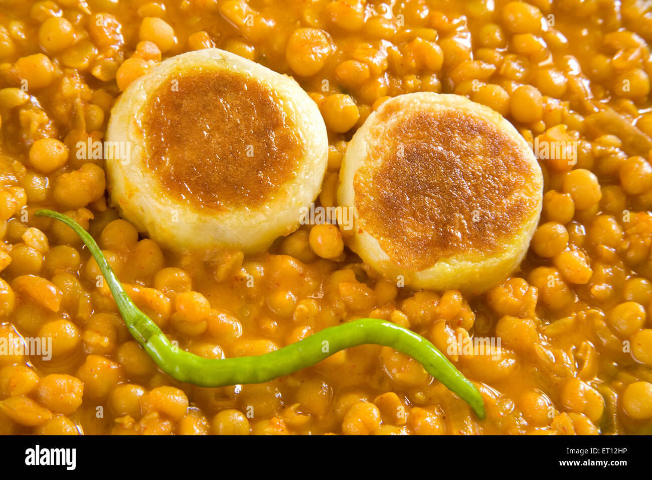 Indian fast food chaat ceci chhole ragda polpette di patate con peperoncino verde 11 Maggio 2010 Foto Stock