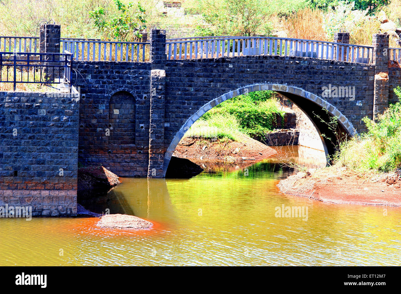 Ponte su un rivolo di lavasa ; Pune ; Maharashtra ; India Foto Stock