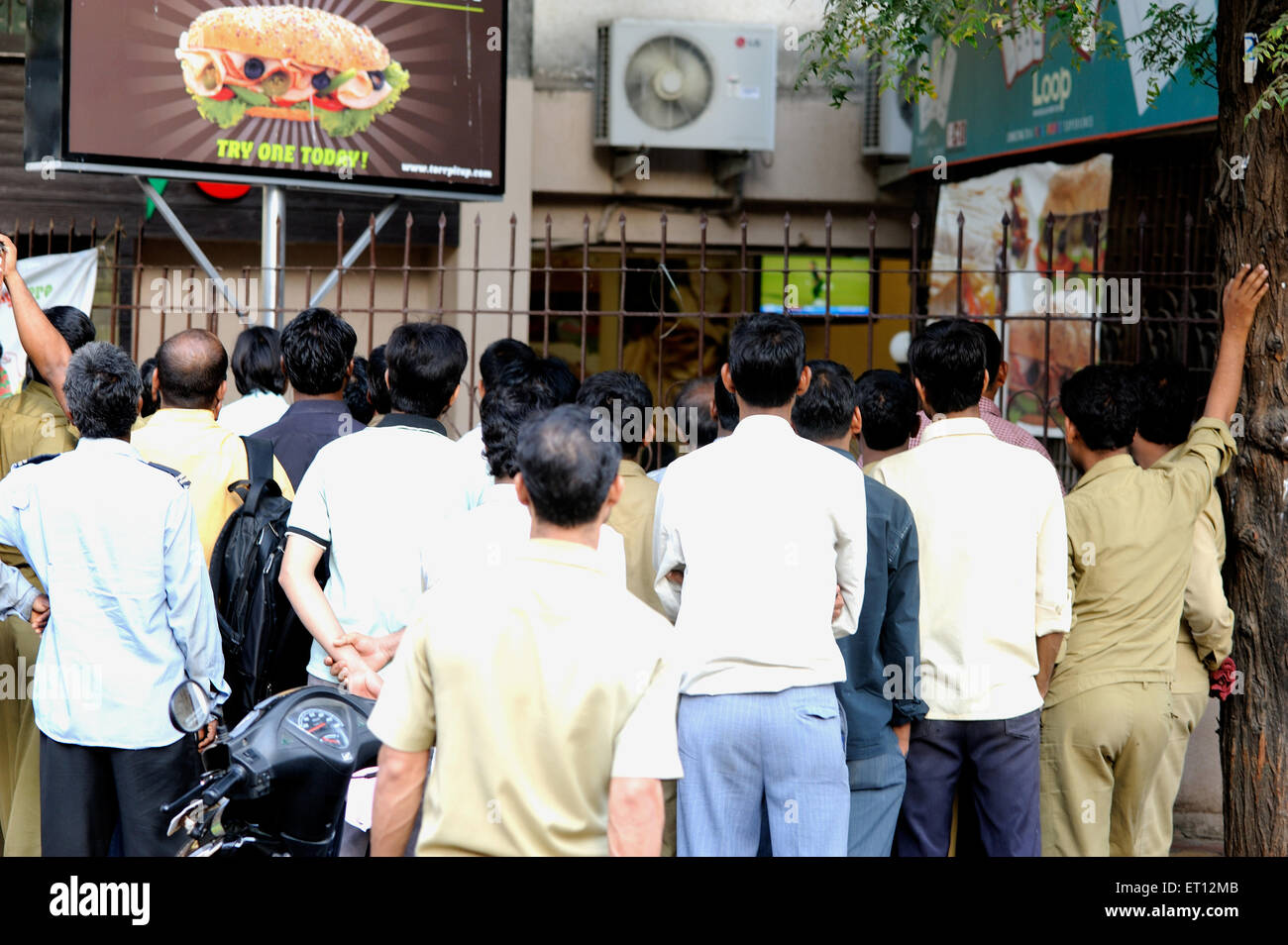 Persone che guardano la partita di cricket, Bombay, Mumbai, Maharashtra, India, Asia Foto Stock