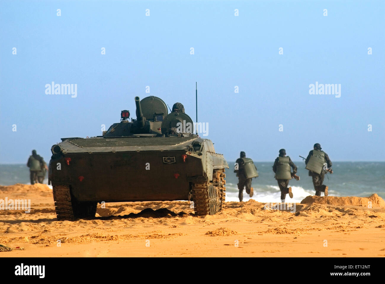 Dimostrazione dell'esercito indiano con sbarco sulla spiaggia di carri armati il giorno dell'esercito ; Spiaggia di Shankumugham ; Trivandrum ; Thiruvananthapuram ; Kerala ; India Foto Stock