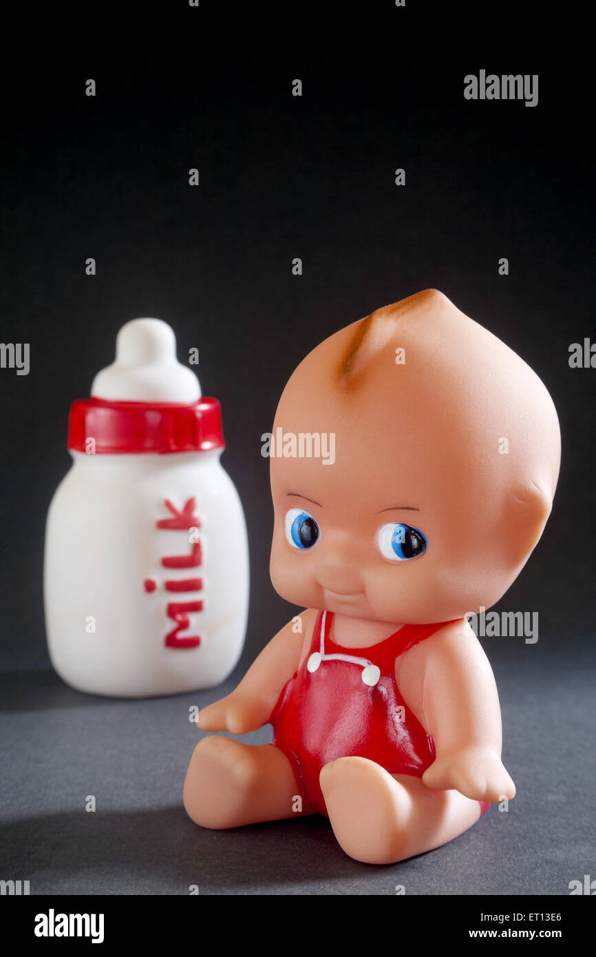 Toy Baby e bottiglia di latte in gomma India Asia sett 2011 Foto Stock
