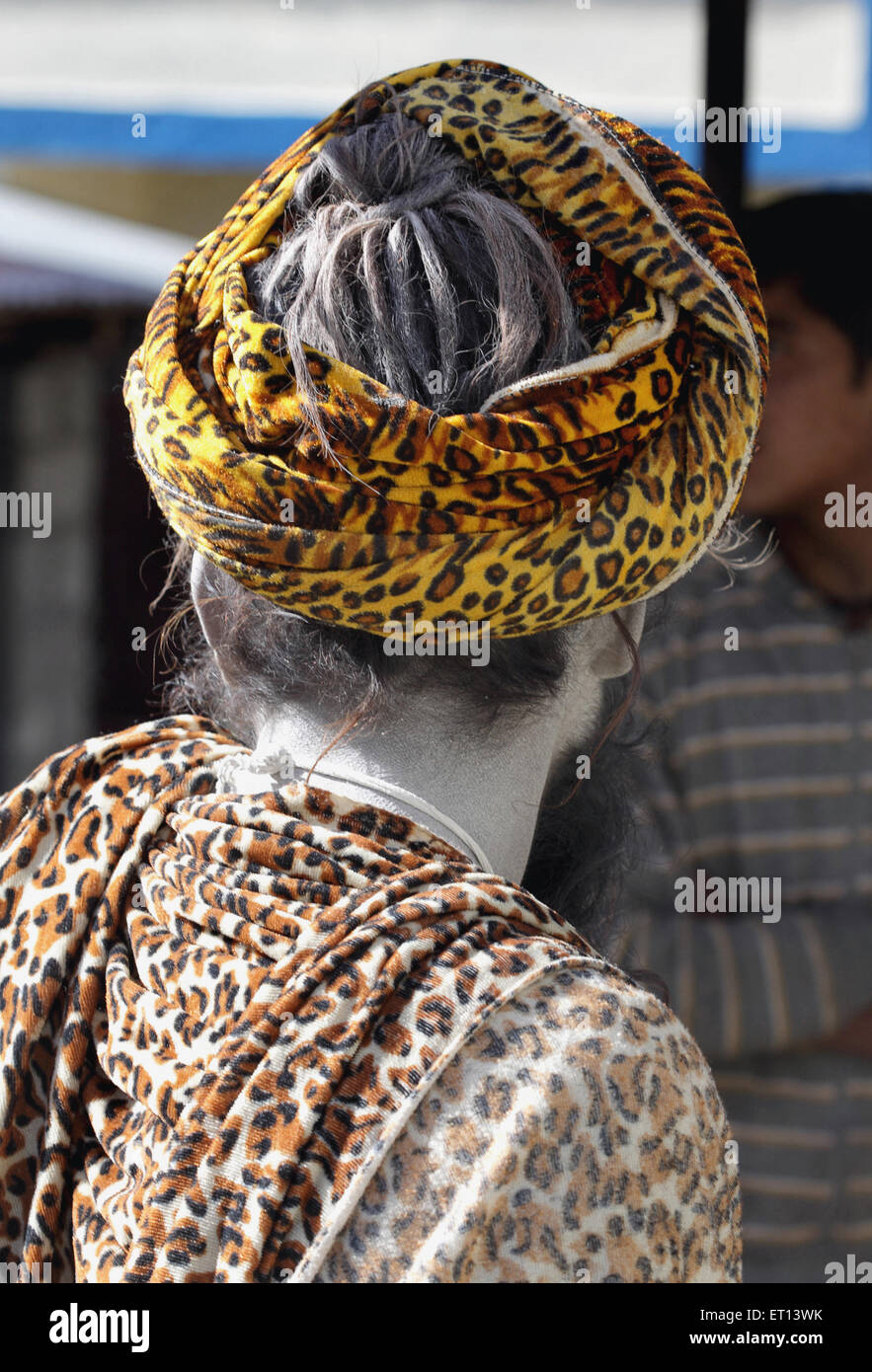 Sadhu con maglietta turbana di stampa leopardo ; Kedarnath ; Uttaranchal ; Uttarakhand ; India Foto Stock