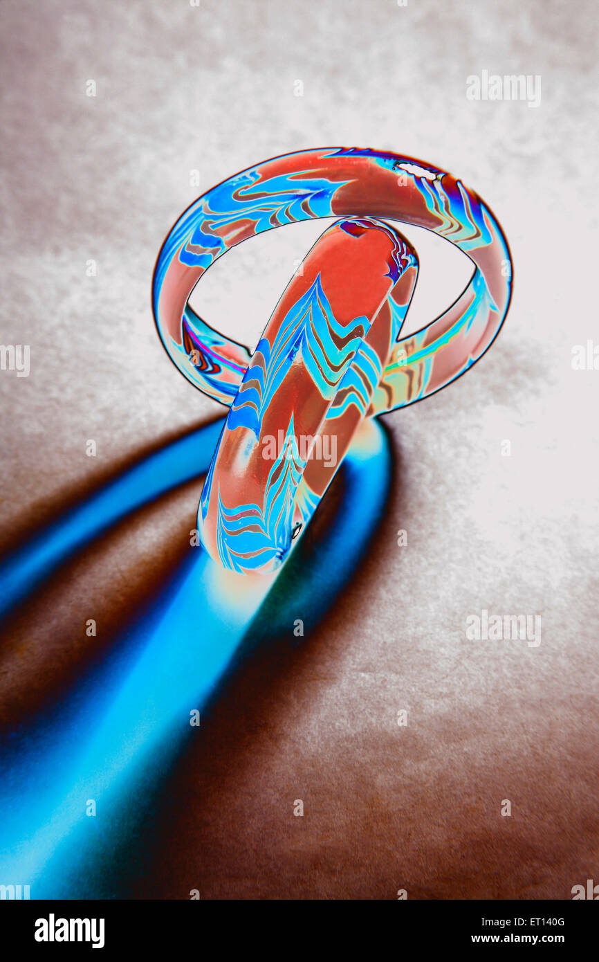 Grafica di arte moderna su un groviglio di legno su sfondo bianco Foto Stock