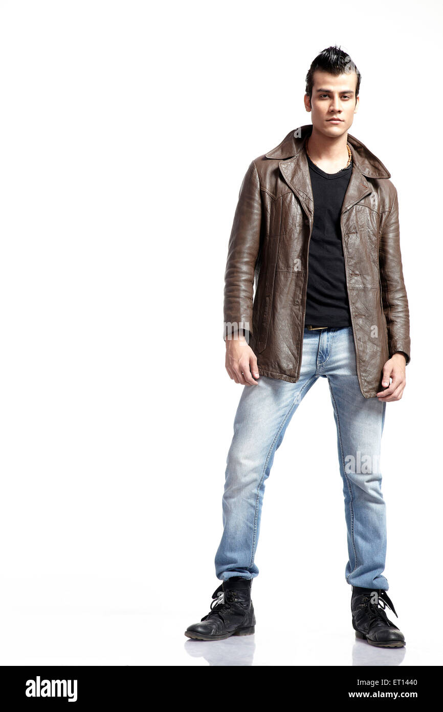 Uomo in Blue Jeans e giacca di pelle India Asia signor#790E Foto Stock