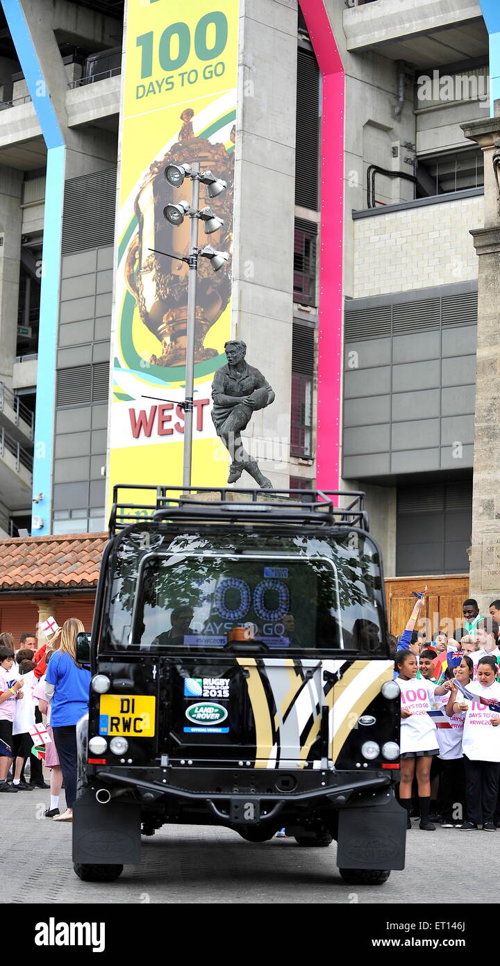 Twickenham, Londra, Regno Unito. Decimo Giugno, 2015. Coppa del Mondo di Rugby 2015 Land Rover set off con Webb Ellis Trophy al lancio della Coppa del Mondo di Rugby Trophy Tour da Twickenham Stadium, Inghilterra. Credito: Azione Sport Plus/Alamy Live News Foto Stock