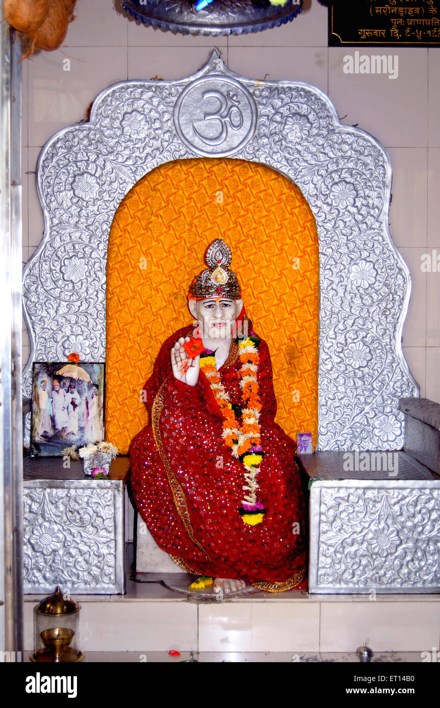 Statua di Shirdi Sai Baba vicino a casa Nariman ; Colaba ; Bombay Mumbai ; Maharashtra ; India Foto Stock