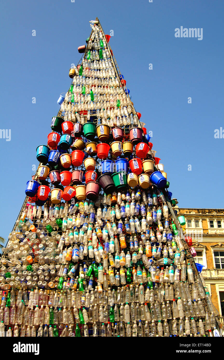 Bottiglie di plastica e sculture di secchi di plastica, festival Kalaghoda, Kala Ghoda, Bombay, Mumbai, Maharashtra, India Foto Stock