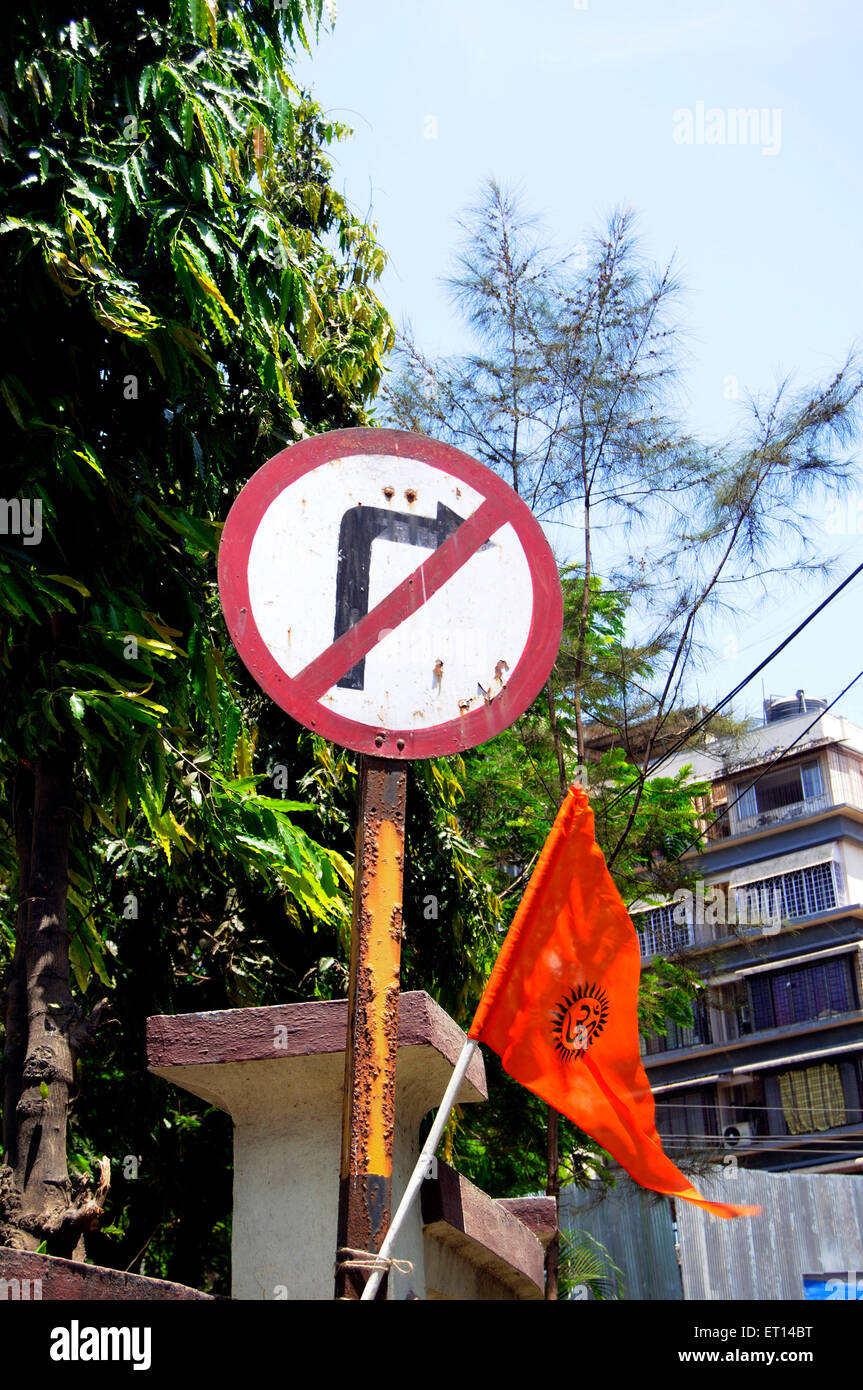 Nessun cartello di svolta a destra e bandiera Bajrang dal, Bombay, Mumbai, Maharashtra, India Foto Stock