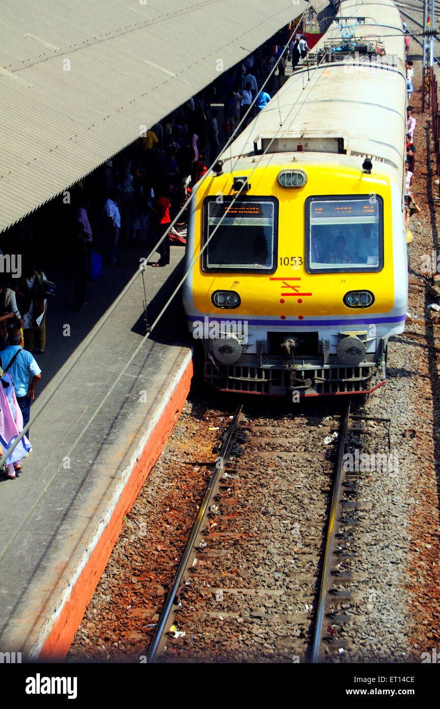 Ferrovia occidentale Suburban locale treno giallo fronte ; Bombay ; Mumbai ; Maharashtra ; India Foto Stock