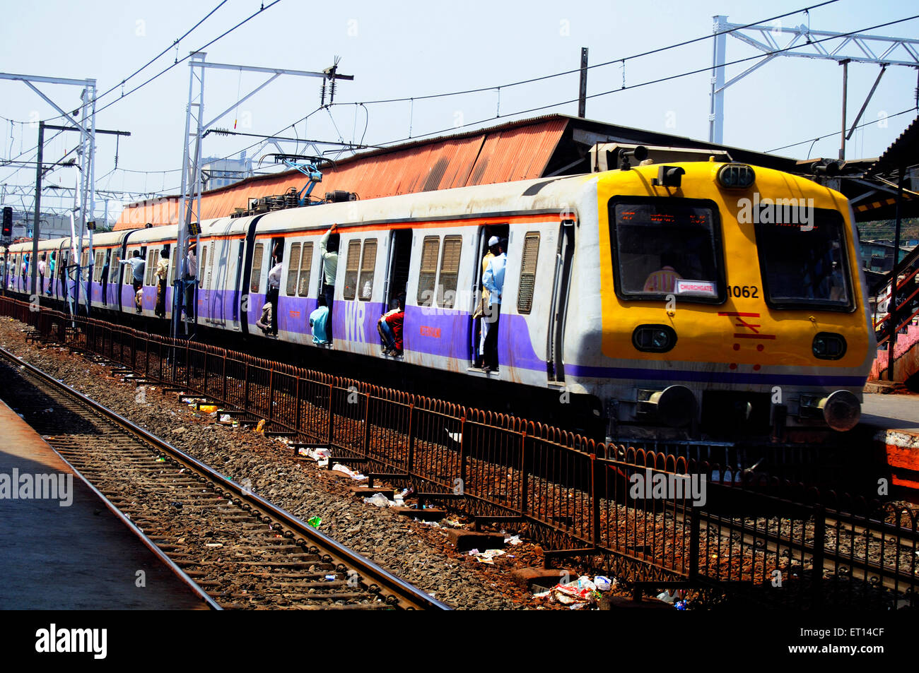 Nuovo giallo e viola il treno locale introdotto mediante western ; Mumbai Bombay ; Maharashtra ; India Foto Stock