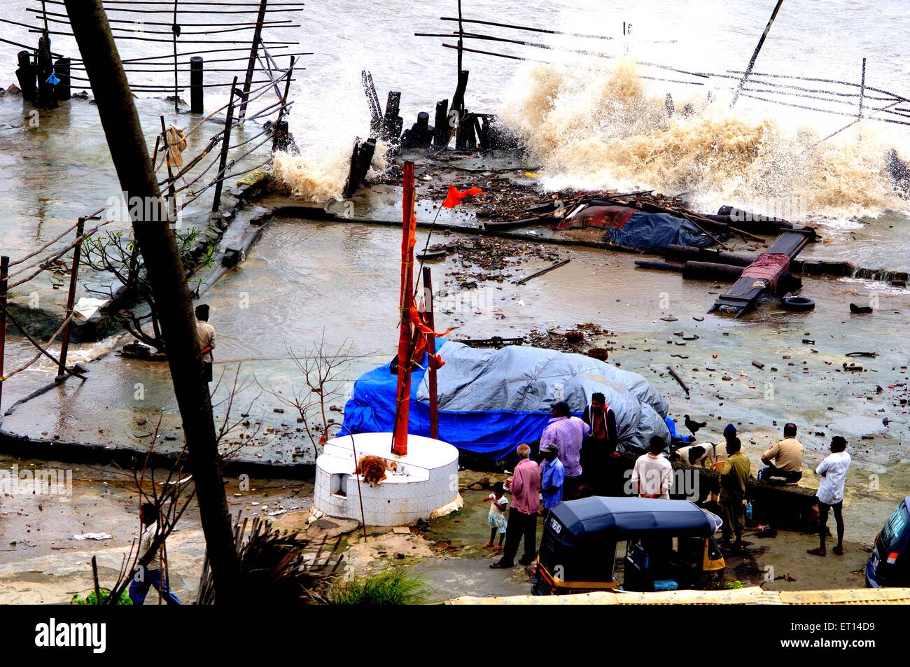 Le onde del mare alta marea distruzione Mumbai India Foto Stock