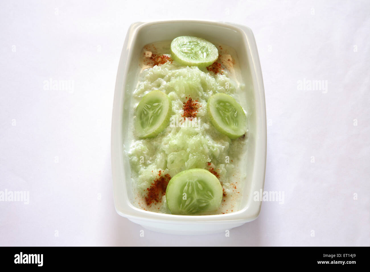 Insalata di verdure ; il cetriolo e latticini kakri ka raita con fette nel rettangolo piastra su sfondo bianco Foto Stock