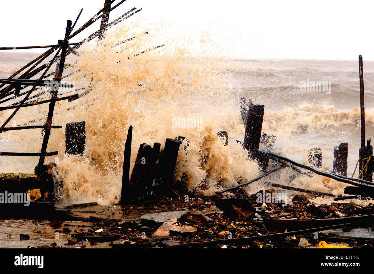 Le onde del mare monsone di alta marea distruzione Mumbai India Foto Stock