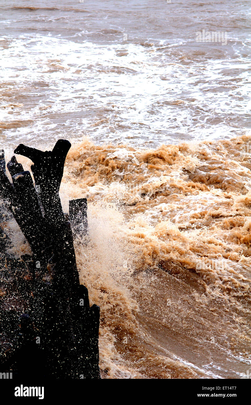 Onde di mare monsone alta marea Bombay Mumbai India Foto Stock