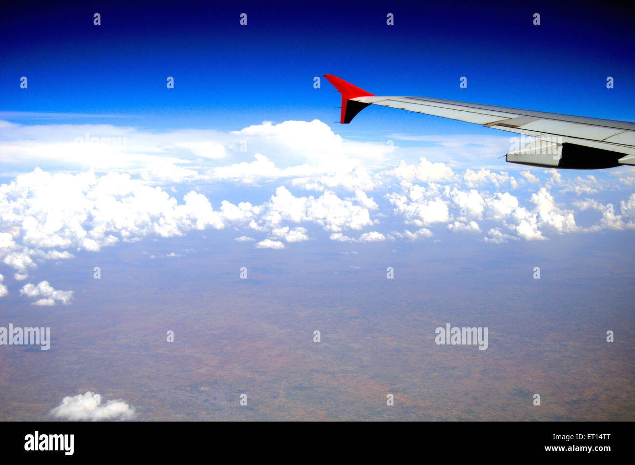 Aereo ala su cielo blu Foto Stock