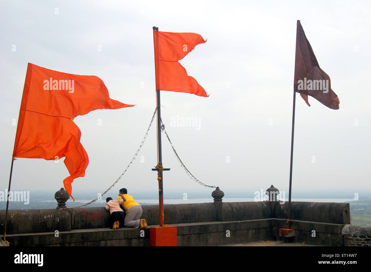 Bandiere arancioni battenti sulla parete del tempio vithobha Jejury ; ; ; Pune Maharashtra ; India Foto Stock