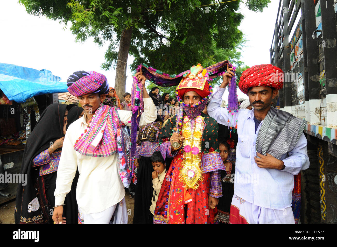 Matrimonio rurale la processione dei bambini Mindiyada vicino Anjaar Kutch Gujarat India Foto Stock