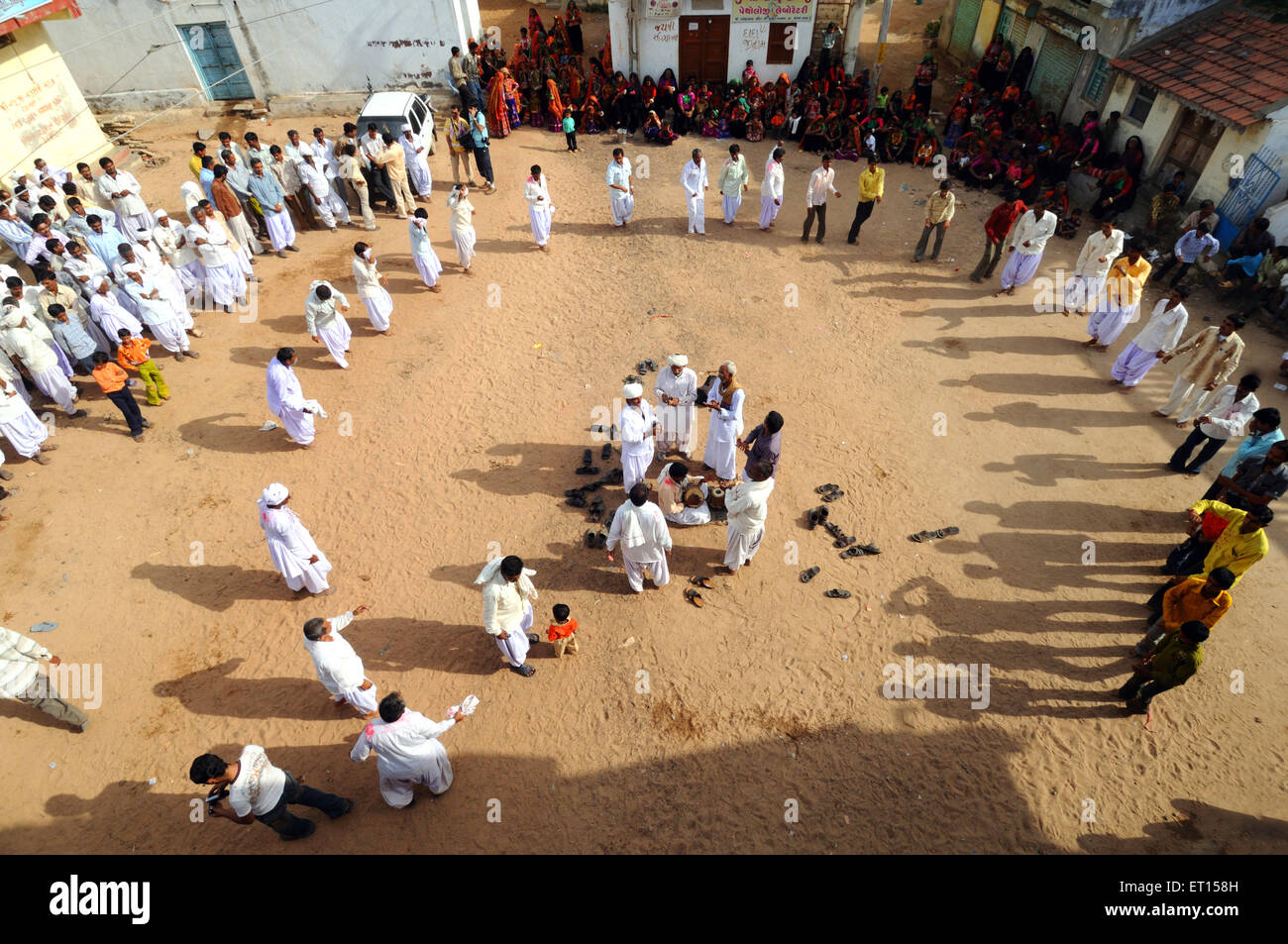 Uomini rurale di eseguire garbas durante saatam aatham puja celebrazione presso Mindiyada vicino Anjaar ; ; Kutch Gujarat ; India Foto Stock