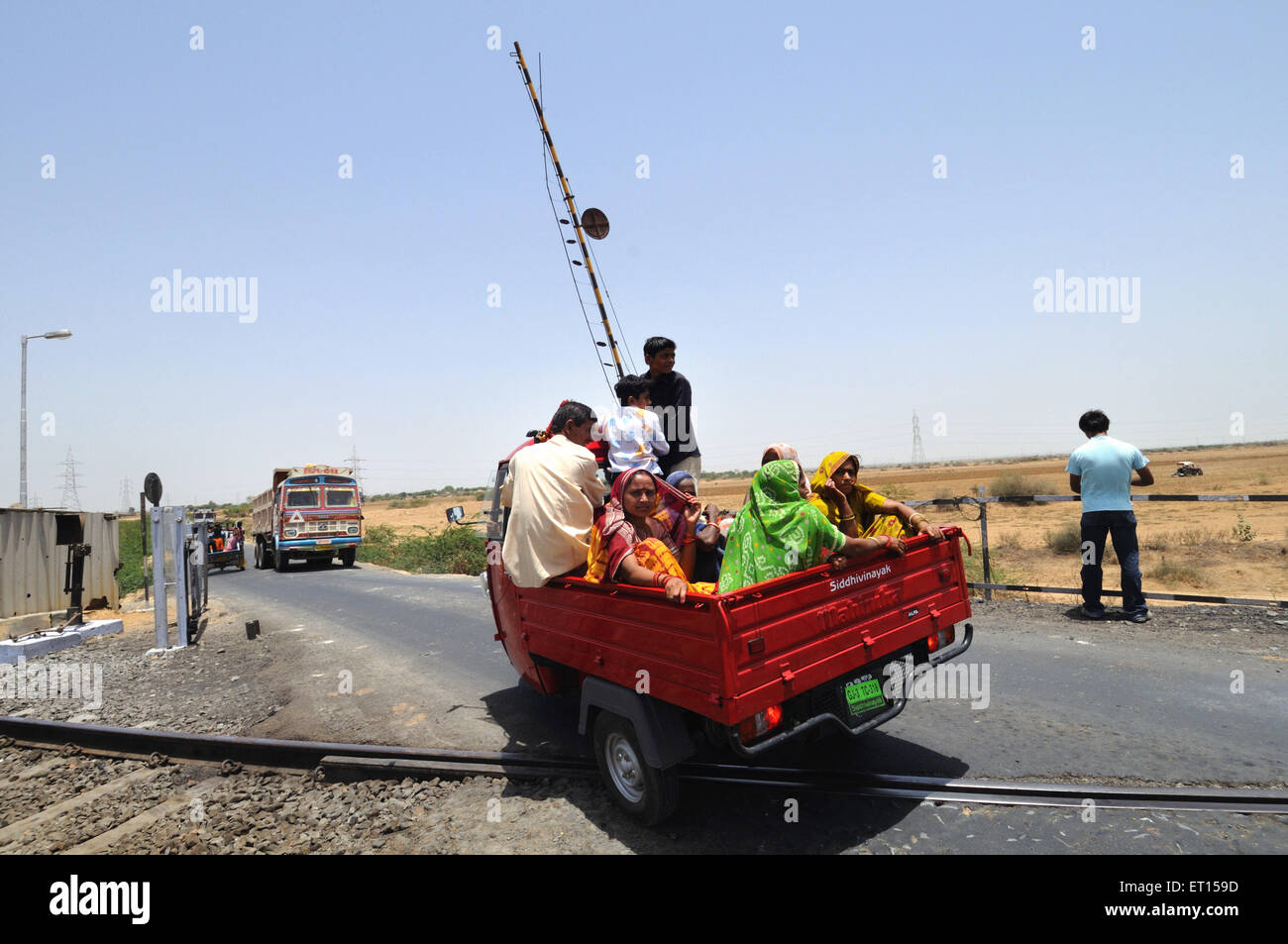 Modalità di trasporto pubblico vicino incrocio ferroviario ; ; Kutch Gujarat ; India Foto Stock
