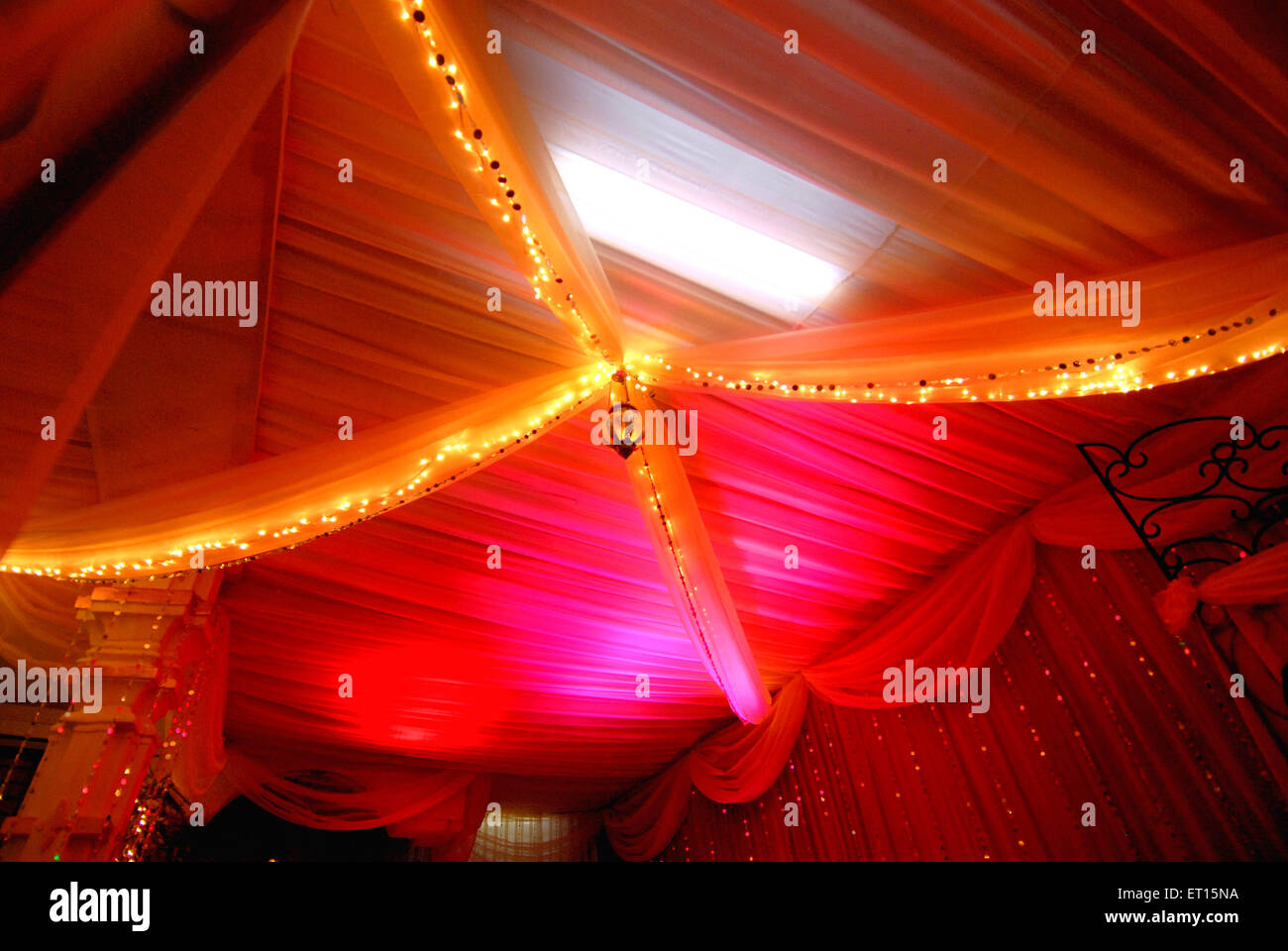 Decorazione di lampade da soffitto per matrimoni indiani, Anjar, Kachchh, Kutch, Gujarat, India Foto Stock