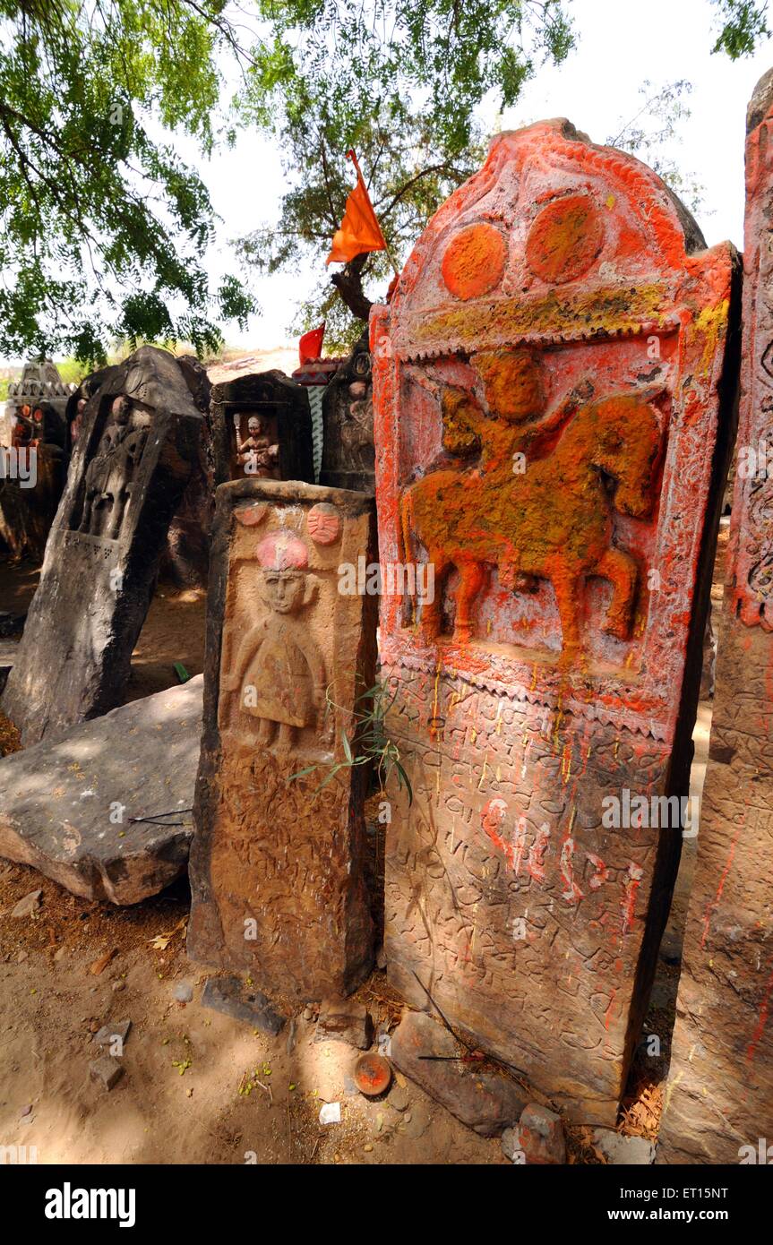 Religiosi indù pietra tomba il cenotafio in memoria del valoroso re o soldato ; ; Kutch Gujarat ; India Foto Stock
