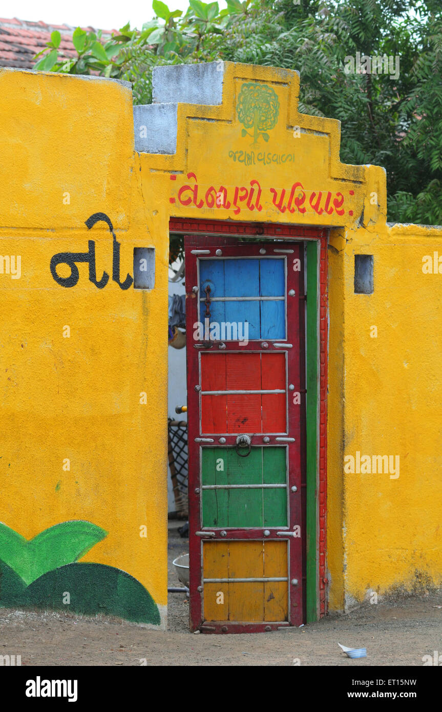 Porta casa colorata, Mindiyada, Anjaar, Kutch, Gujarat, India Foto Stock