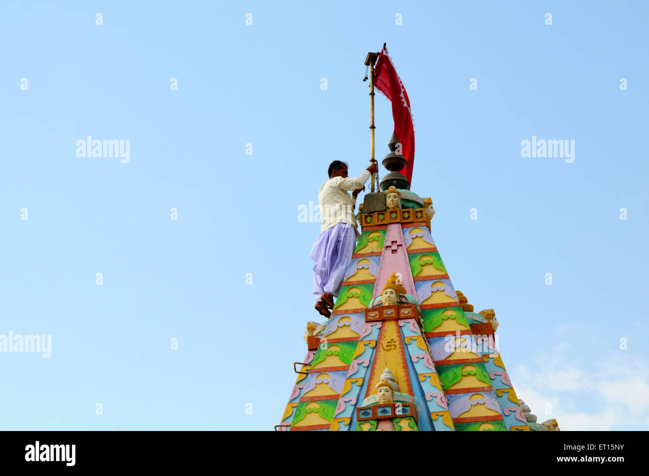 Bandiera di legatura montante per il polo sulla sommità del tempio a Mindiyada vicino Anjaar ; ; Kutch Gujarat ; India Foto Stock