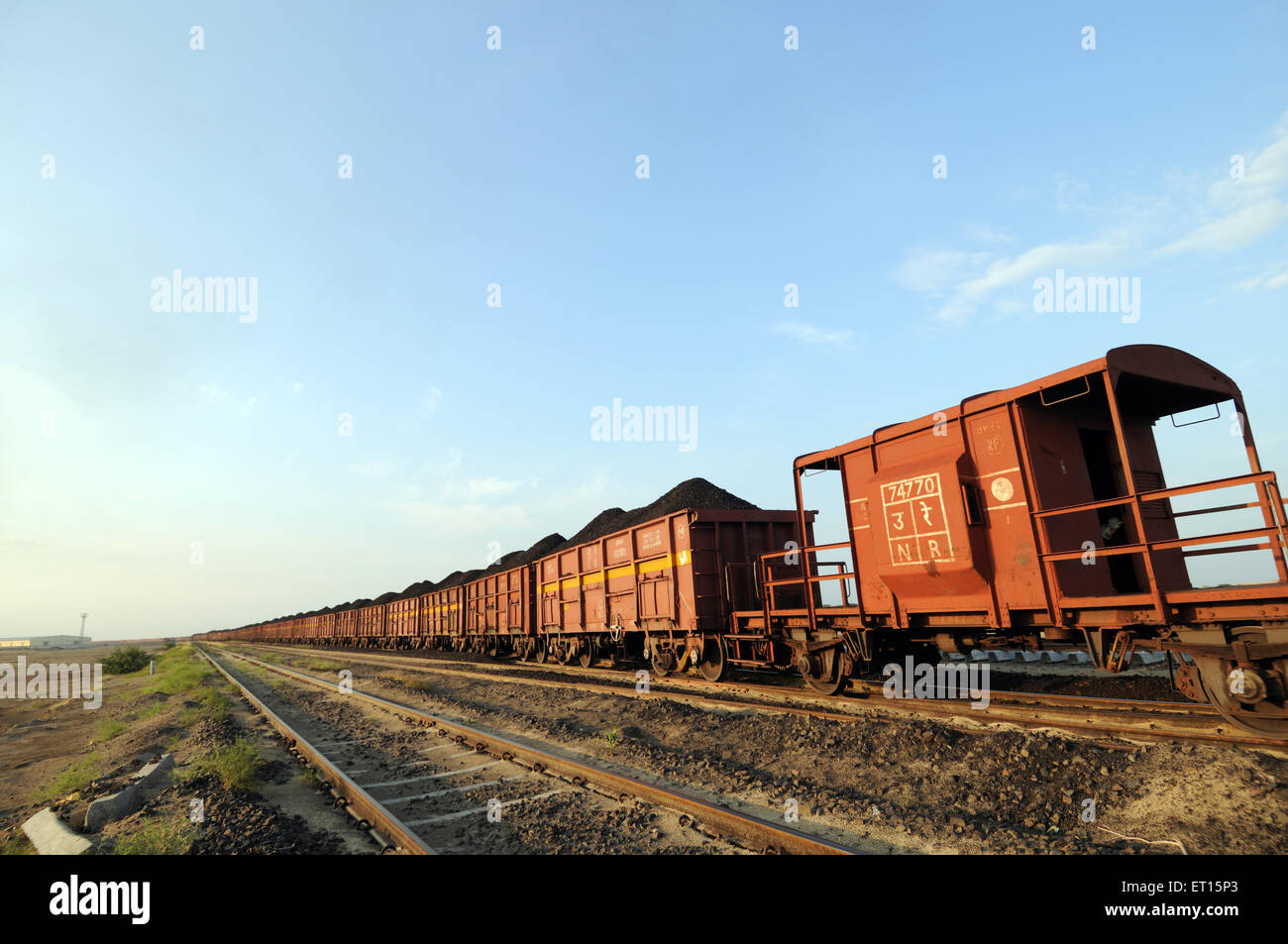 Treno di merci che trasportano carbone a Adani potenza Mundra ; ; ; Kutch Gujarat ; India Foto Stock