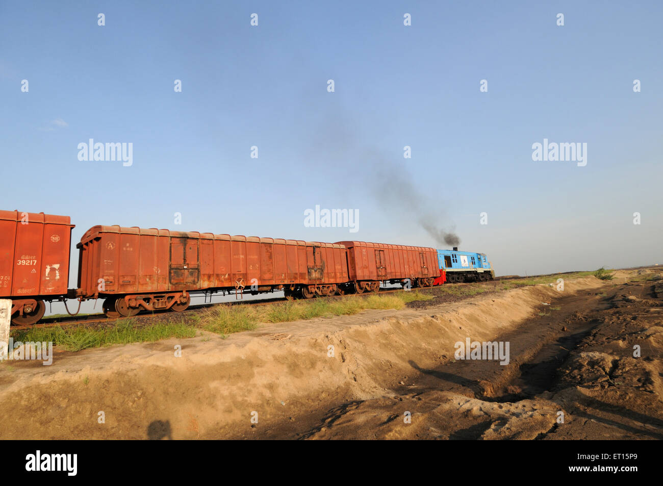 Treno di merci di motore diesel, centrale elettrica, Adani Power, Mundra, Kutch, Gujarat, India Foto Stock