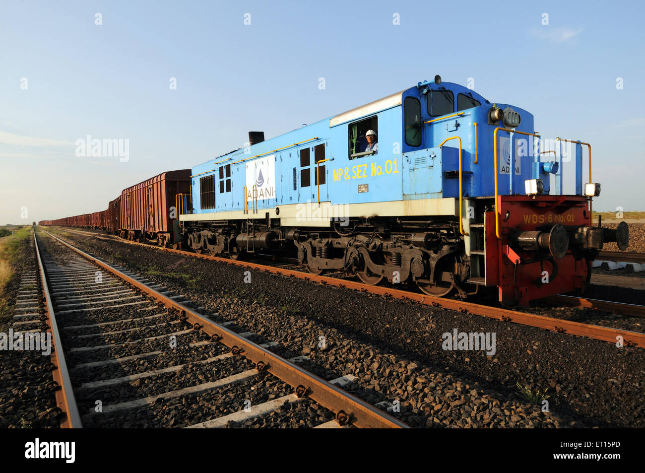 Treno di merci di motore diesel, centrale elettrica, Adani Power, Mundra, Kutch, Gujarat, India Foto Stock