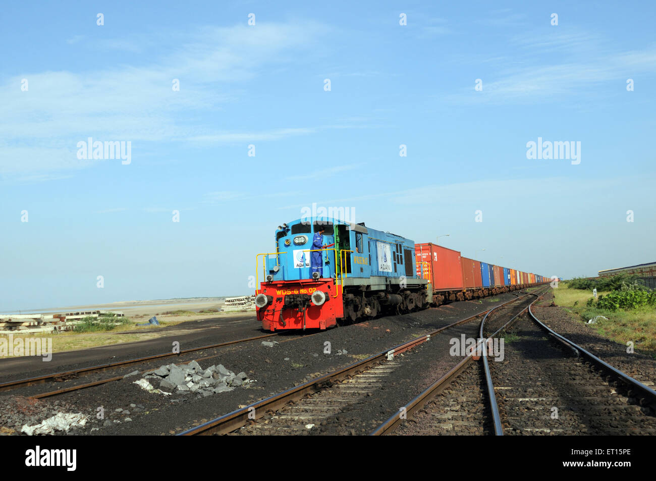 Contenitori di merci con treno motore a Adani potenza Mundra ; ; ; Kutch Gujarat ; India Foto Stock
