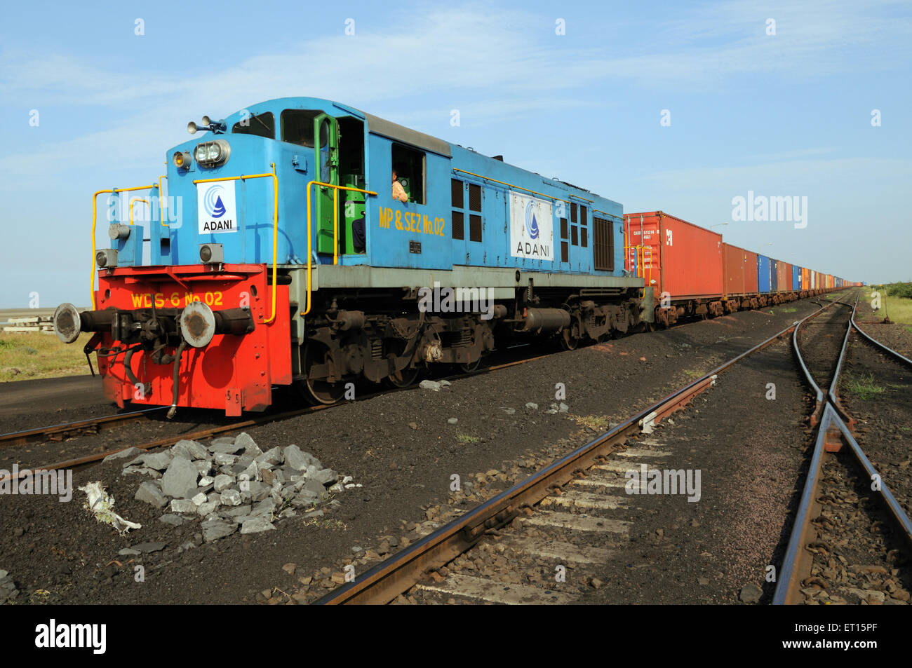 Contenitori di merci con treno motore a Adani potenza Mundra ; ; ; Kutch Gujarat ; India Foto Stock