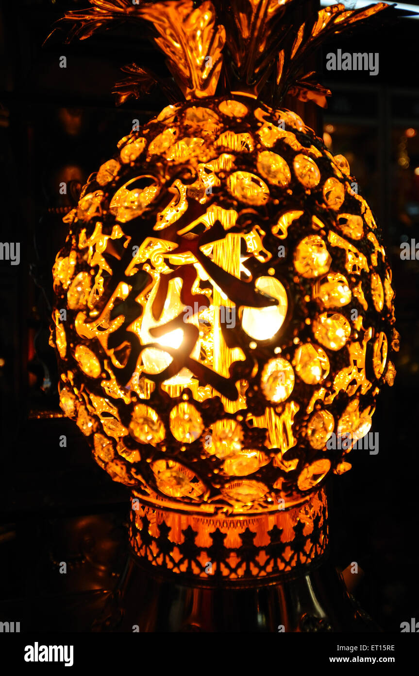 Lanterna metallica in negozio cinese, Yiwu, Jinhua, Zhejiang, Cina, Cinese Foto Stock