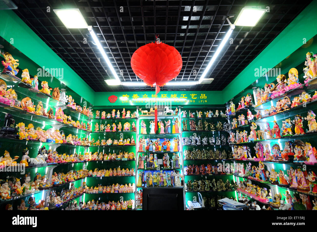 Visualizzazione delle divinità indiane in cinese shop ; Yiwu ; Cina Foto Stock