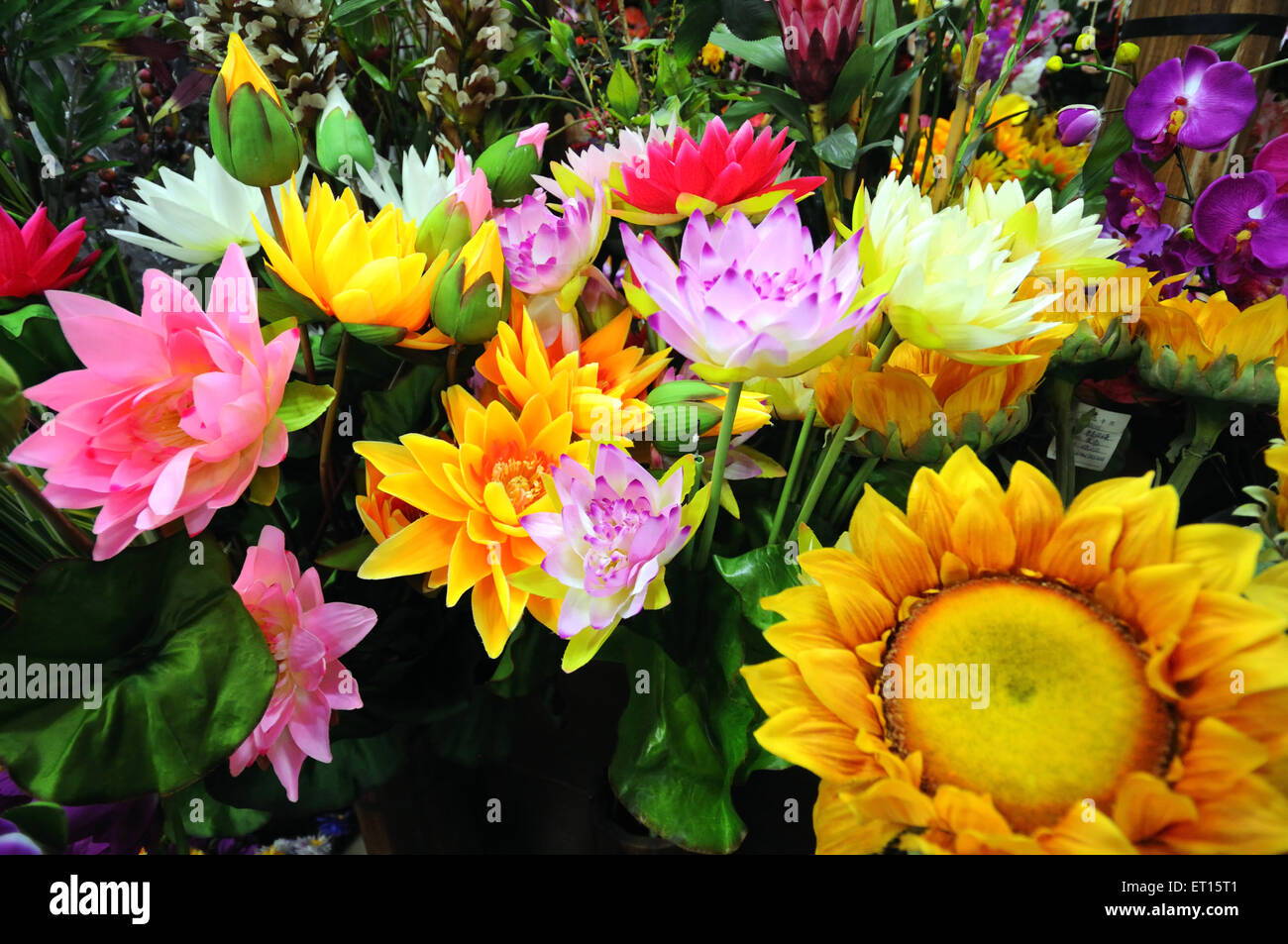 Fiori artificiali in negozio cinese, Yiwu, Jinhua, Zhejiang, Cina, Cinese Foto Stock