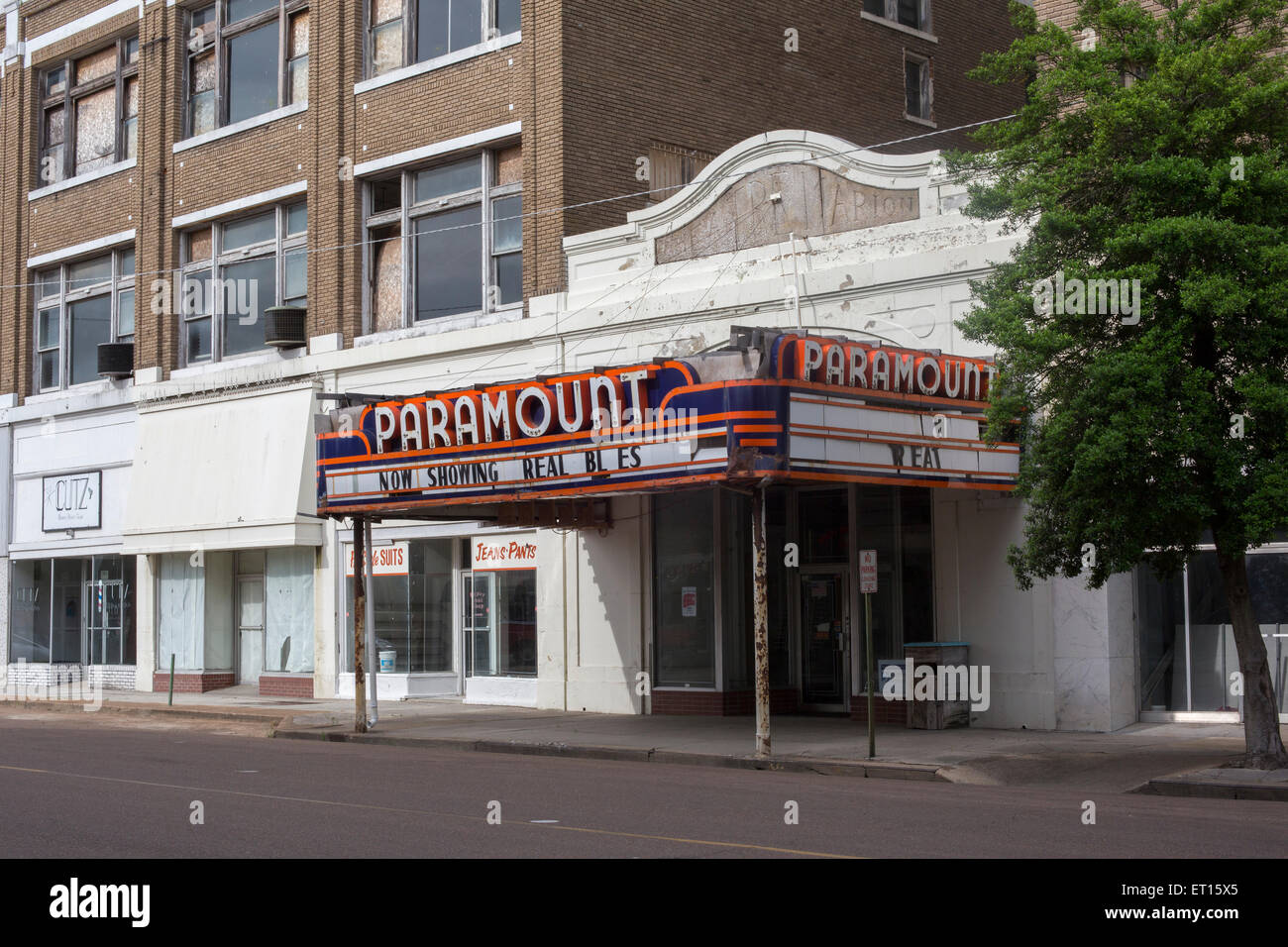 Clarksdale, Mississippi - edifici vuoti, incluso il Teatro Paramount, che ora mostra "Real Blues". Foto Stock