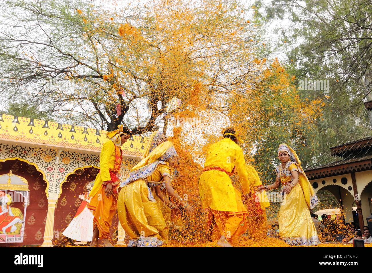 Persone che giocano a krishna raas leela ; India NOMR Foto Stock